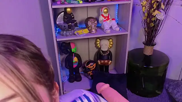 EmilyMiller  online show from March 6, 4:35 pm