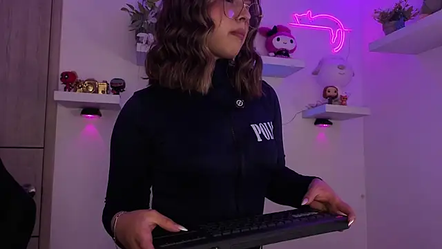 EmilyMiller  online show from June 9, 3:33 pm