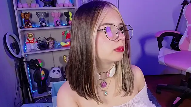 EmilyMiller  online show from September 18, 5:11 pm