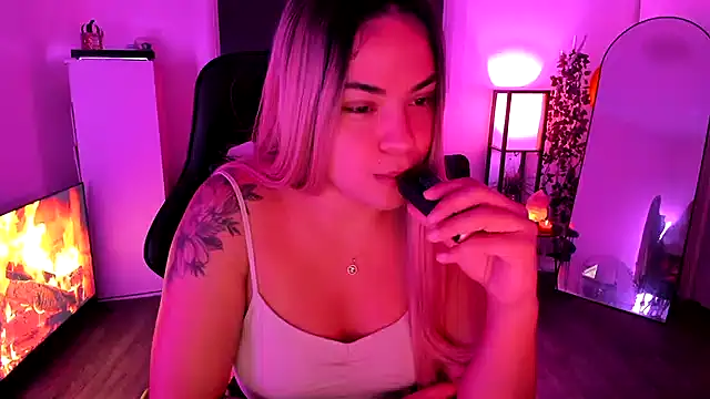 MelSaunders online show from November 18, 12:22 am