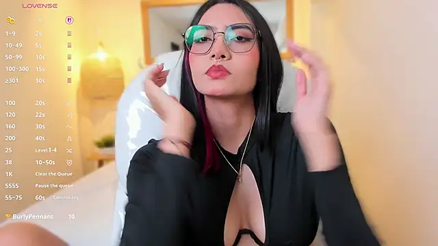 AzuraKindong online show from March 13, 8:10 pm