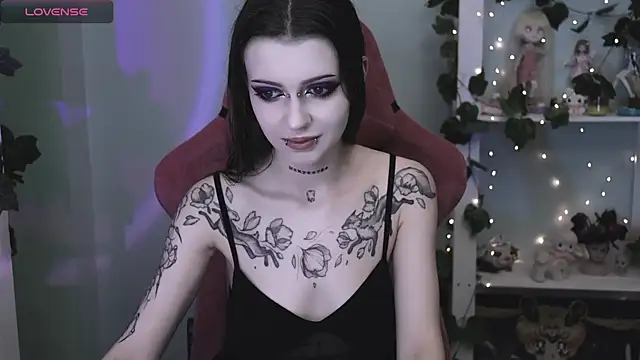 prettybones online show from June 11, 9:55 pm