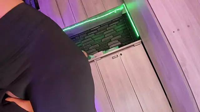 LaureenHills online show from May 5, 2:47 am