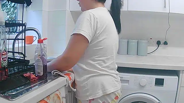 magical mia online show from October 28, 2:12 pm