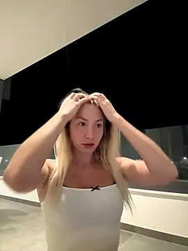 LuisaBecker online show from November 8, 4:23 pm