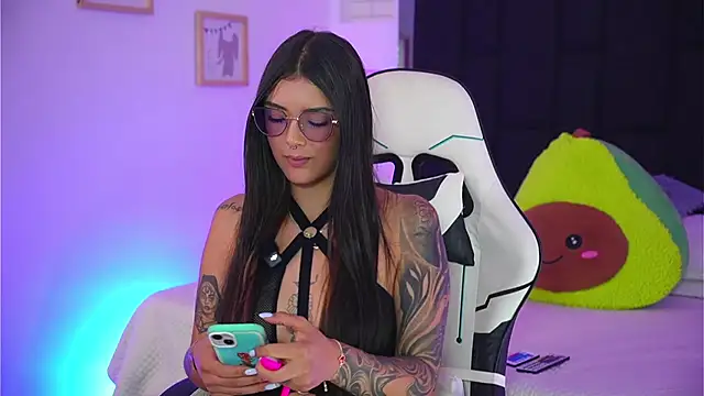 Marianamonroe  online show from April 1, 7:00 pm