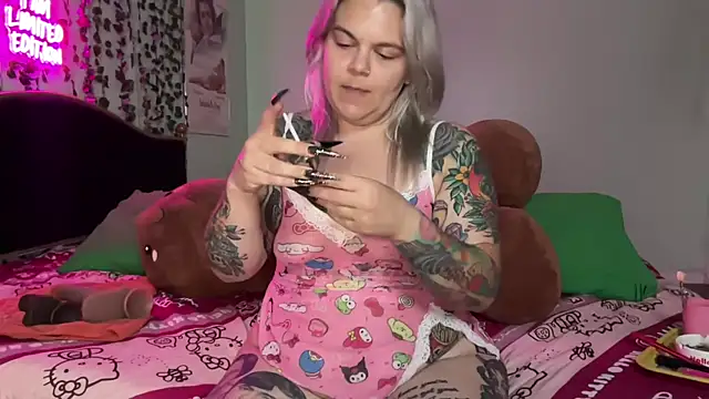 CherryBombBomb online show from June 14, 5:19 am