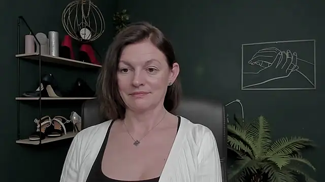 VivianWILD online show from November 14, 1:00 pm