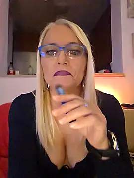 kikkastar online show from November 2, 8:45 pm