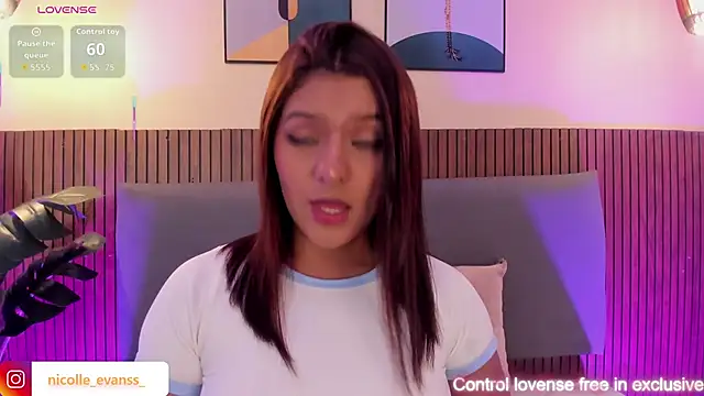 NicolleeEvanss online show from April 11, 11:14 am