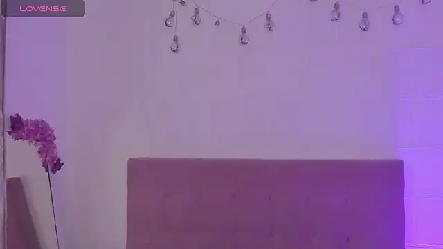 v1cky  online show from June 2, 12:00 am