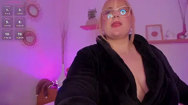 sophiarossee  online show from April 20, 6:44 pm