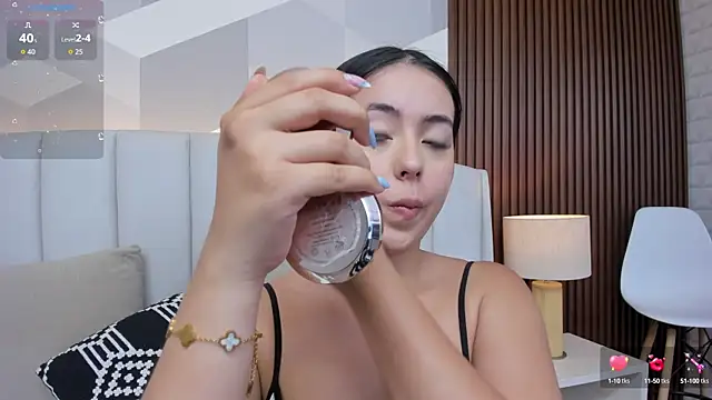 Julietasantos   online show from September 15, 6:15 pm