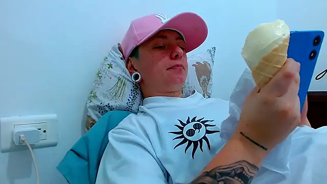 tomboyblue online show from February 4, 9:07 pm