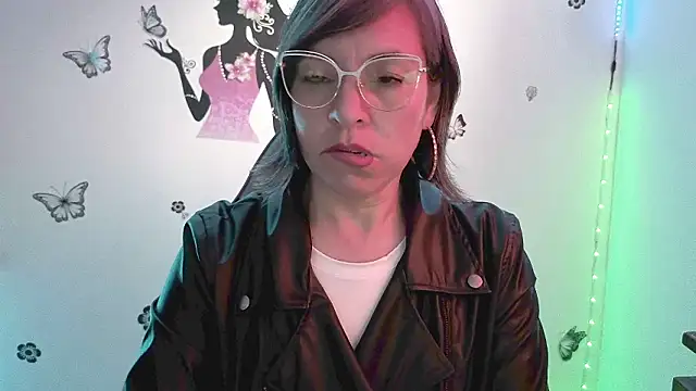 Lady breaks hearts online show from March 19, 10:36 pm