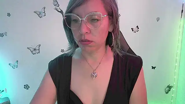 Lady breaks hearts online show from March 24, 12:32 pm