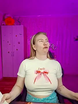 D0nna  online show from April 22, 7:55 pm