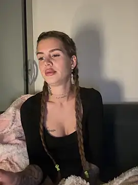 EmiliaCatalina online show from April 12, 12:35 am