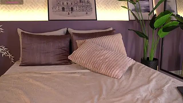 ElleDiane online show from April 15, 12:44 am