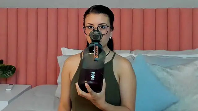 EmaSaenz online show from April 1, 7:00 pm