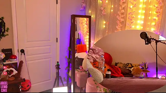 Angel-Lewd-Cake online show from October 25, 5:15 am