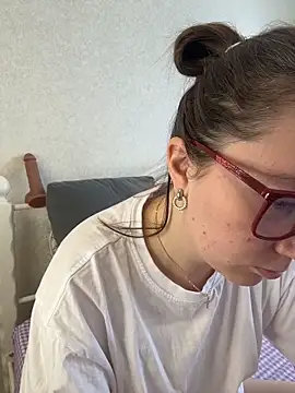 BeatriceTender online show from April 9, 11:59 am