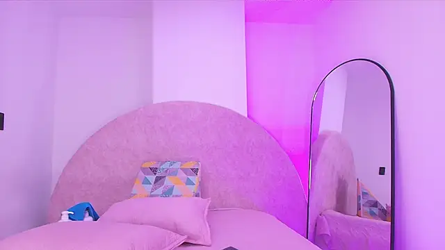 vale ross  online show from December 17, 3:22 am