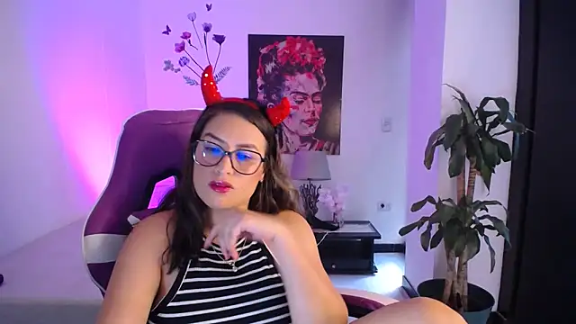 esmeraldaa230 online show from April 12, 8:00 pm