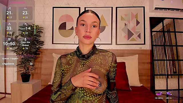 LunaRuso online show from December 5, 8:10 pm