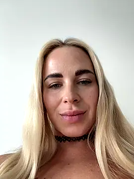 streetdoll online show from October 1, 8:08 am