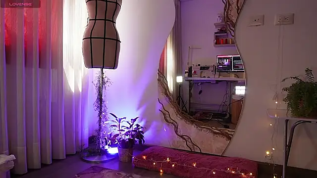 chloebritto online show from March 23, 6:25 pm