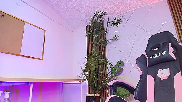 Fluffy Bubble21 online show from March 2, 7:15 am