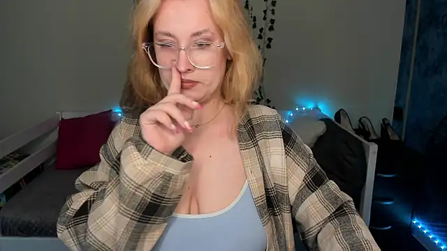 Emily Gin online show from September 29, 2:27 am