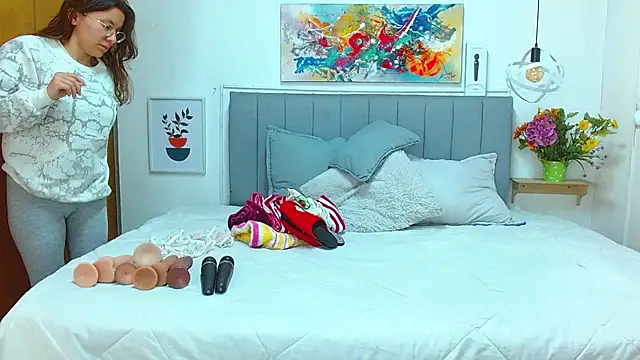 karlamorris  online show from December 16, 1:50 pm