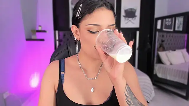 renee shelby  online show from March 10, 8:35 pm