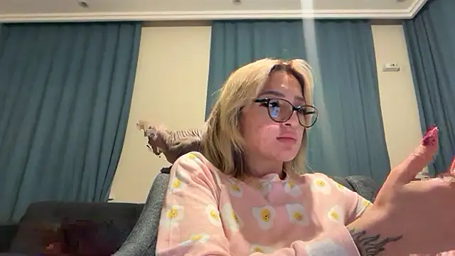 yaprakmericc online show from November 22, 11:18 pm