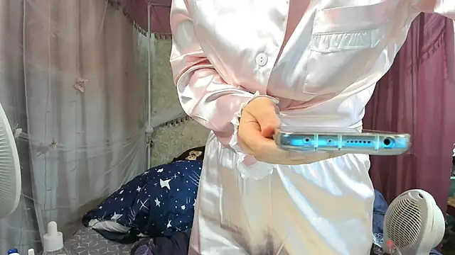 leila bambi  online show from March 2, 7:15 am