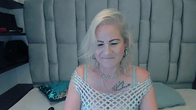 ScarletHoot  online show from February 7, 8:02 pm