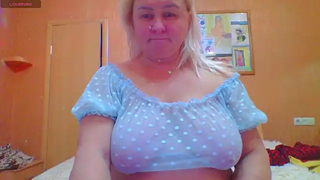 mira robinsonnn online show from November 15, 10:27 am