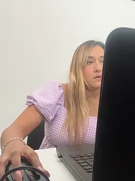 DarianaGuzz online show from September 18, 9:35 pm