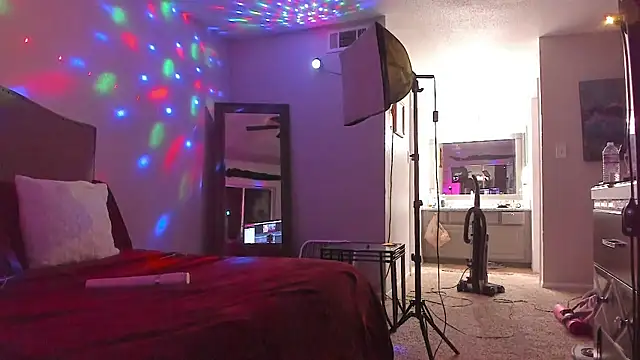 yiauana online show from April 21, 8:10 am