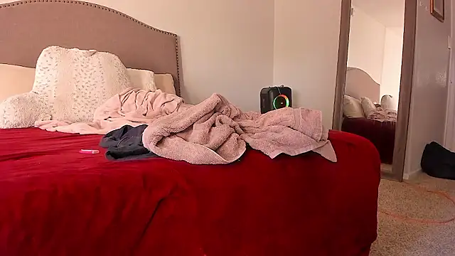 yiauana online show from February 7, 10:35 pm