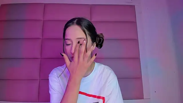 little-Emma online show from December 15, 3:23 am