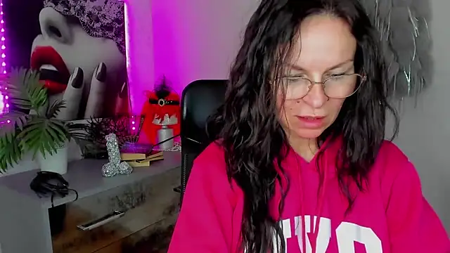 HelenLuxx online show from March 27, 4:30 pm