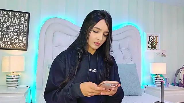 MiaSweeths online show from October 9, 7:40 pm