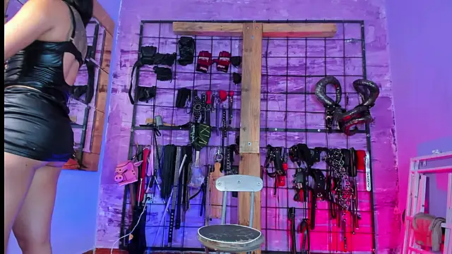 alexia aitanaa  online show from February 5, 7:50 pm