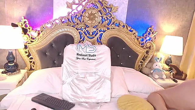 Giselle Noah online show from December 3, 8:22 pm