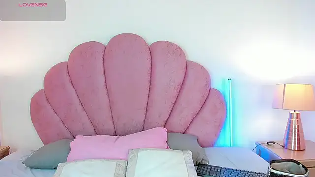 Nicole Paradise online show from March 20, 1:27 pm