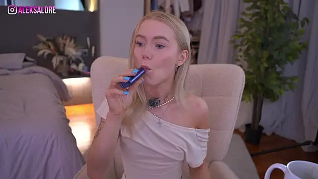 LexieLoree online show from April 1, 2:34 am