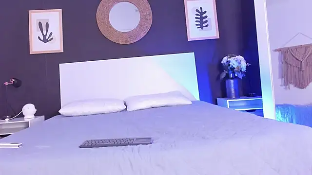 VioletPaket online show from September 15, 11:40 am